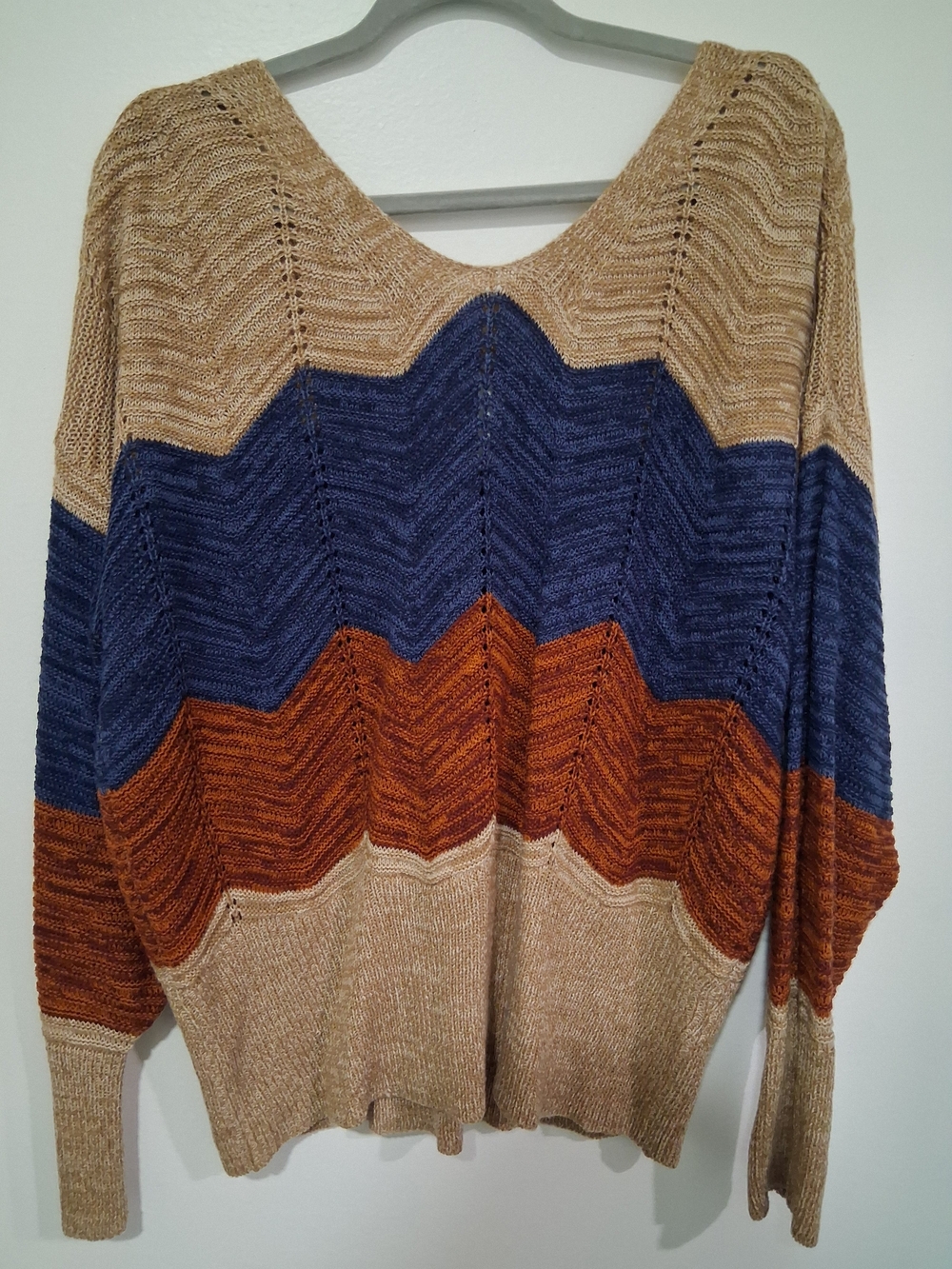 Women's Chevron V-Neck Colorblock Sweater in Beige, Navy & Rust